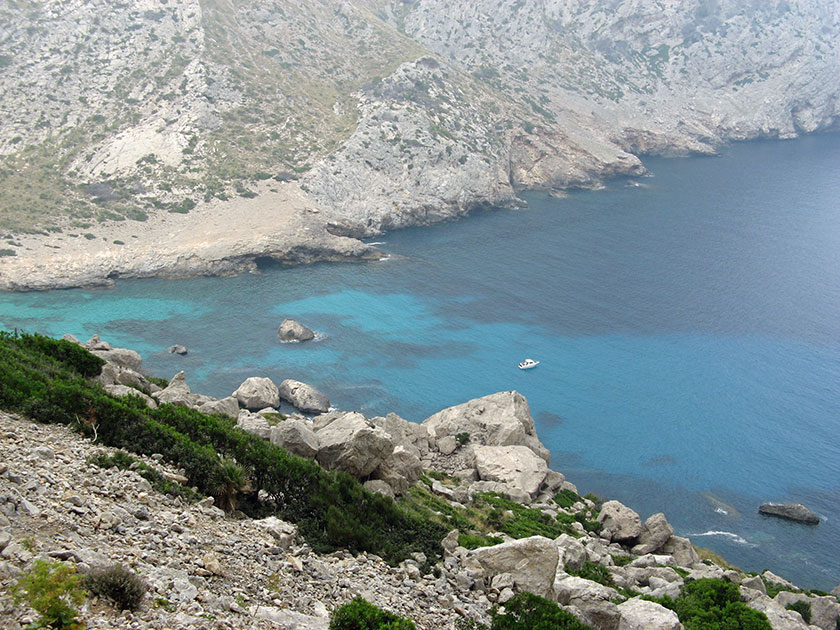 Einer der vielen Buchten Mallorcas. Das Wasser ist tatsächlich so blau.