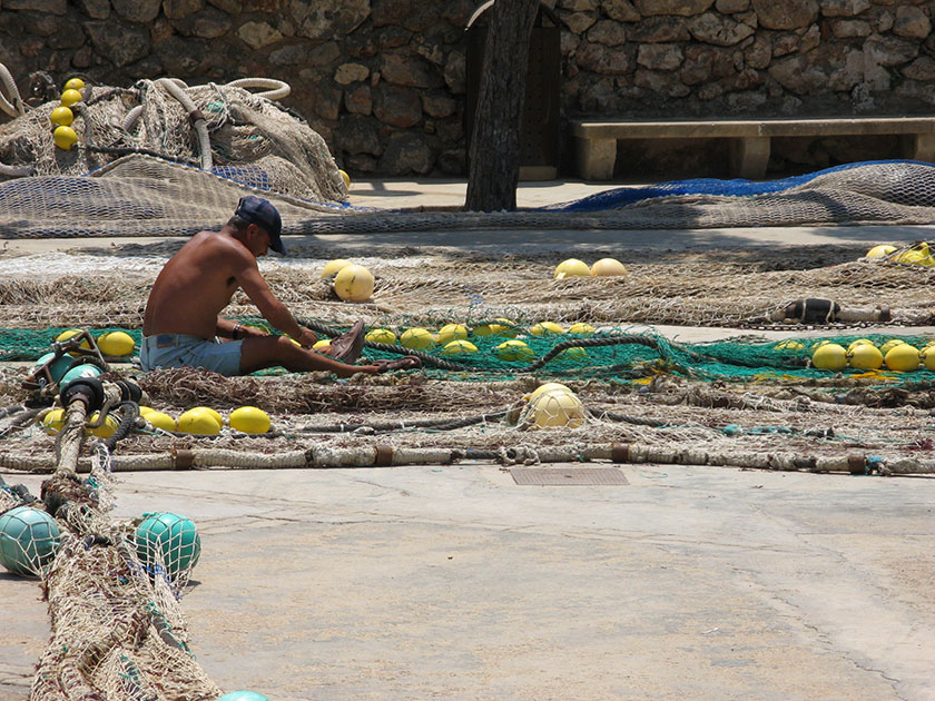 Ein Fischer beim Flicken der Netze (Cala Figuera)