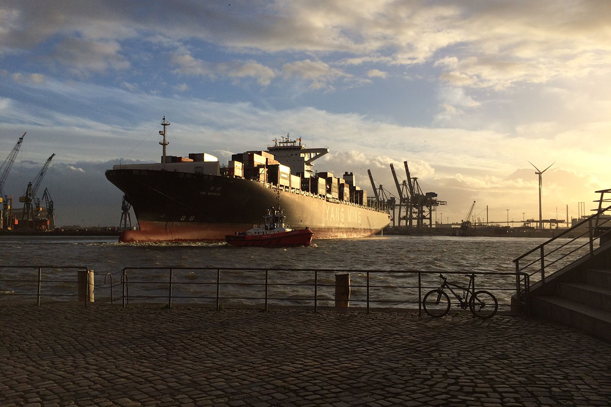 Wendemanöver im Hamburger Hafen