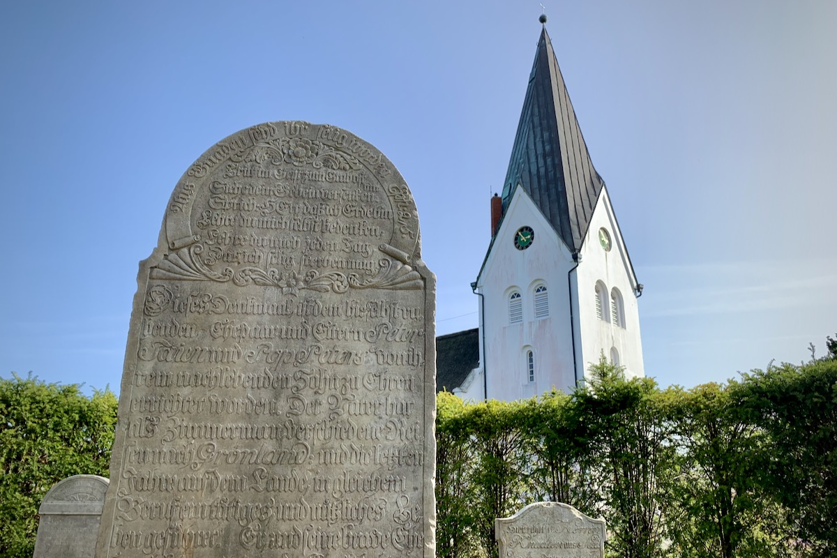 Der Friedhof um die St. Clemenskirche in Nebel auf Amrum