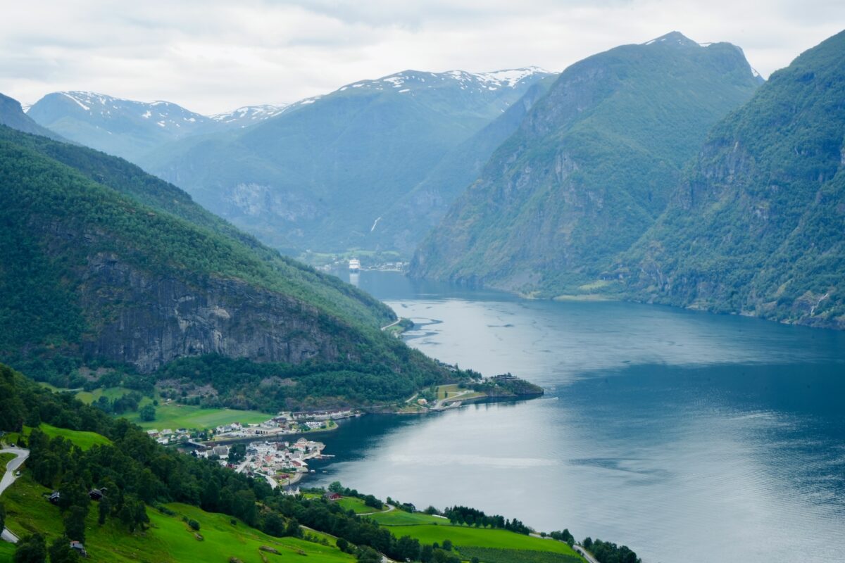 Blick auf Flåm am Aurlandsfjord