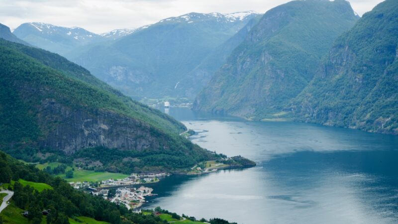 Blick auf Flåm am Aurlandsfjord