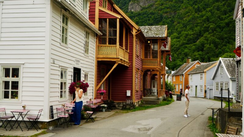 Spaziergang durch Lærdalsøyri, der Altstadt von Lærdal
