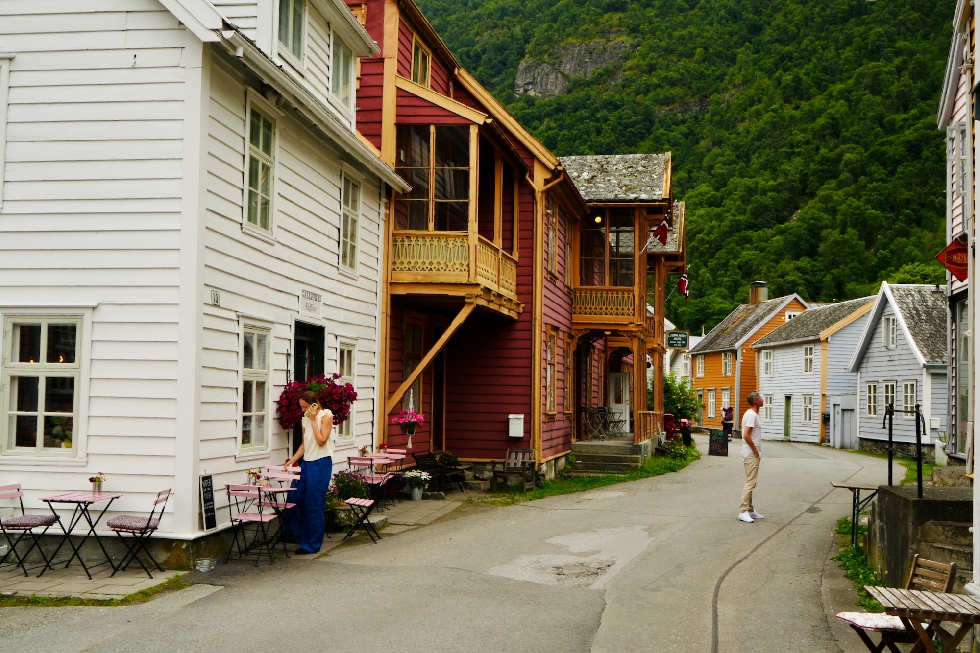 Spaziergang durch Lærdalsøyri, der Altstadt von Lærdal