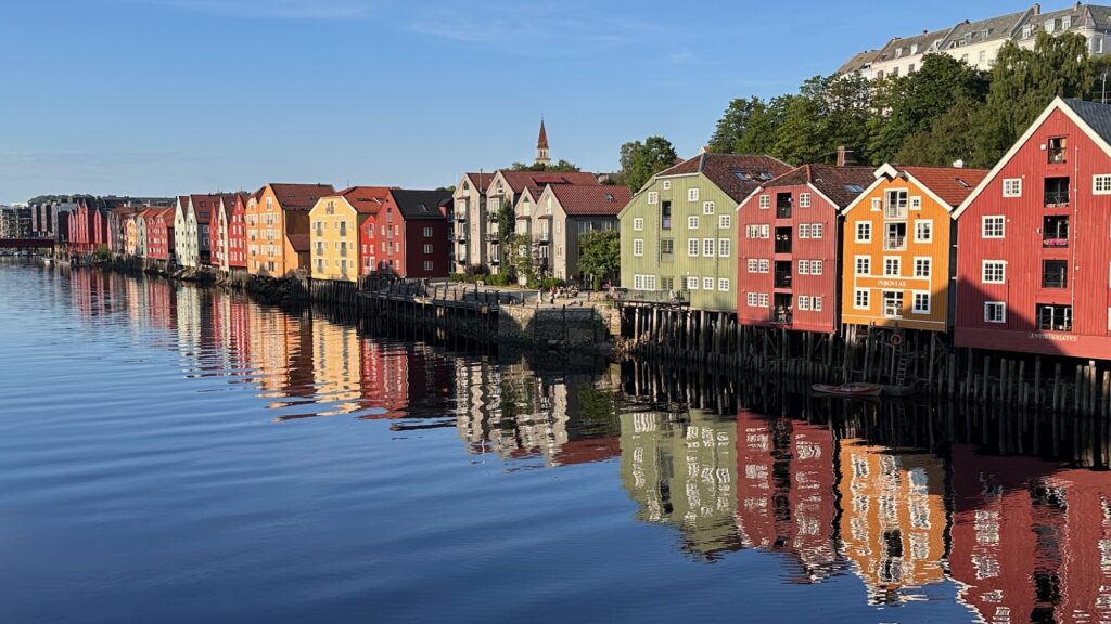 Trondheim - Bunte Häuser und Speicher in Bakklandet