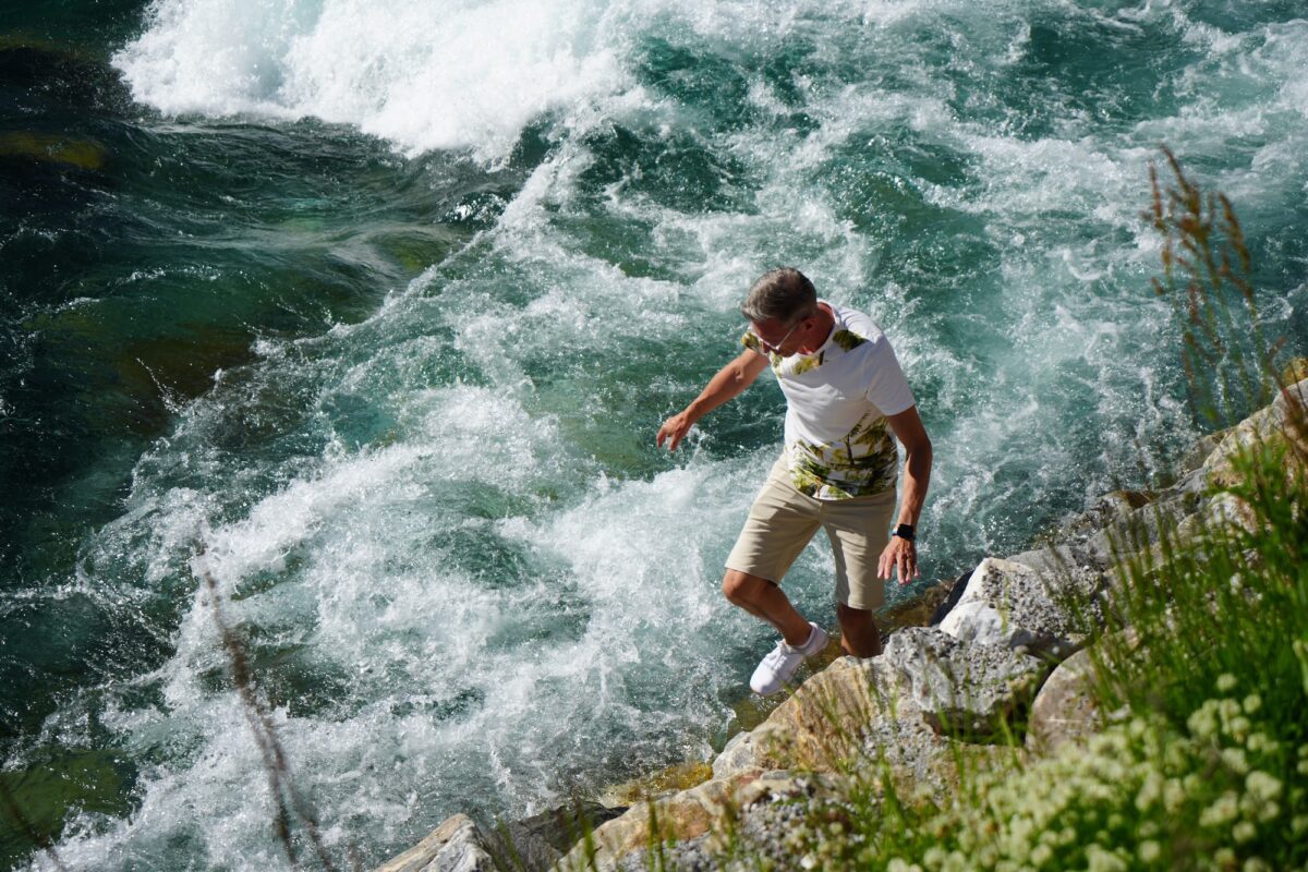 Auf Steinen klettern. Gunnar in seinem Element