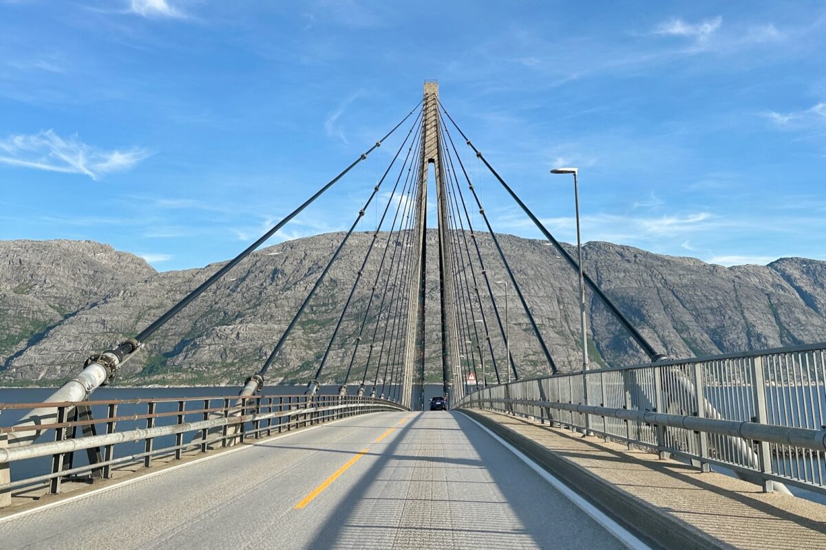 Die Helgelandbrücke über den Leirfjord.
