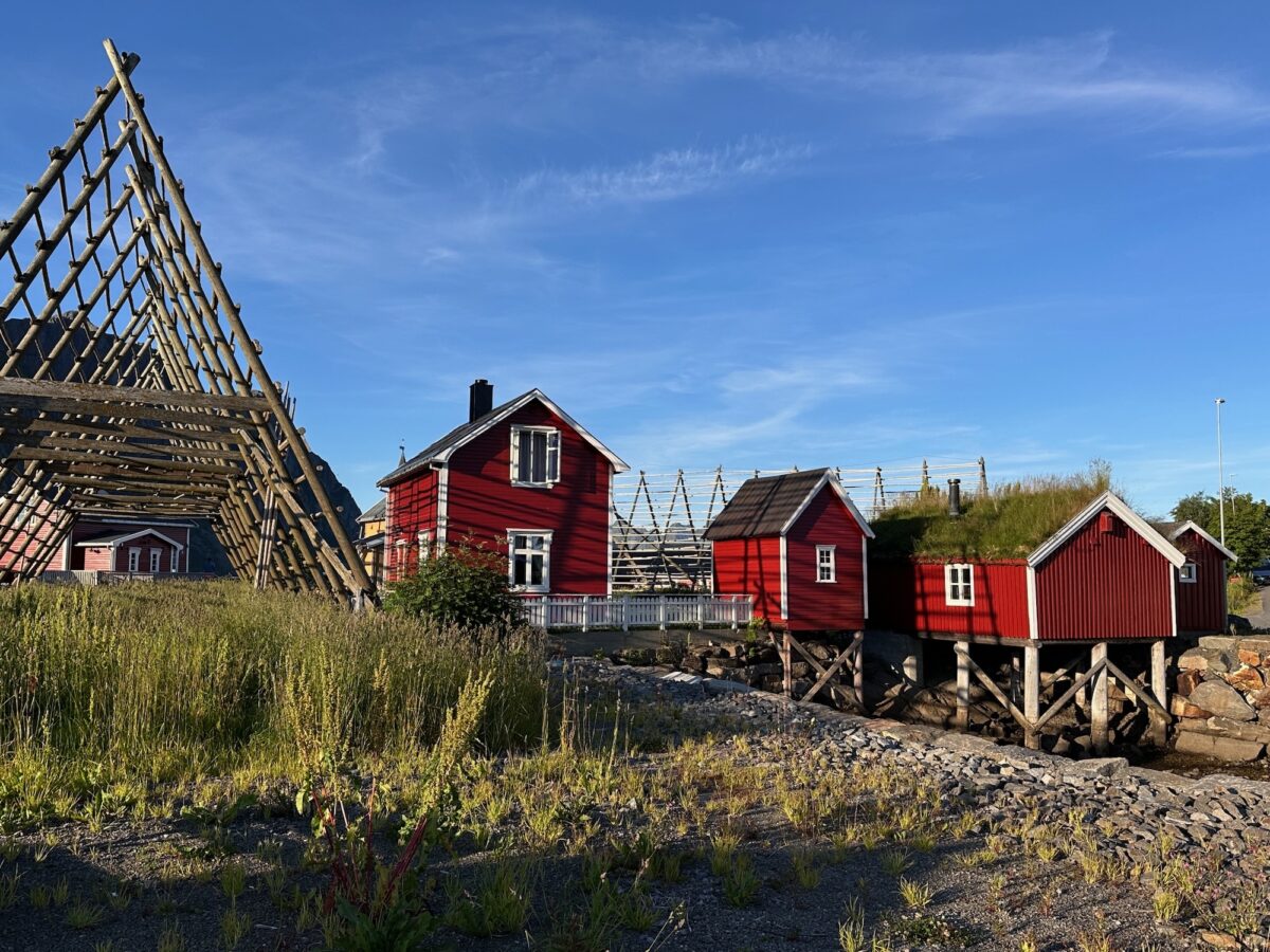 Noch mehr Rorbuer und ein Gestell zum Fisch trocknen.