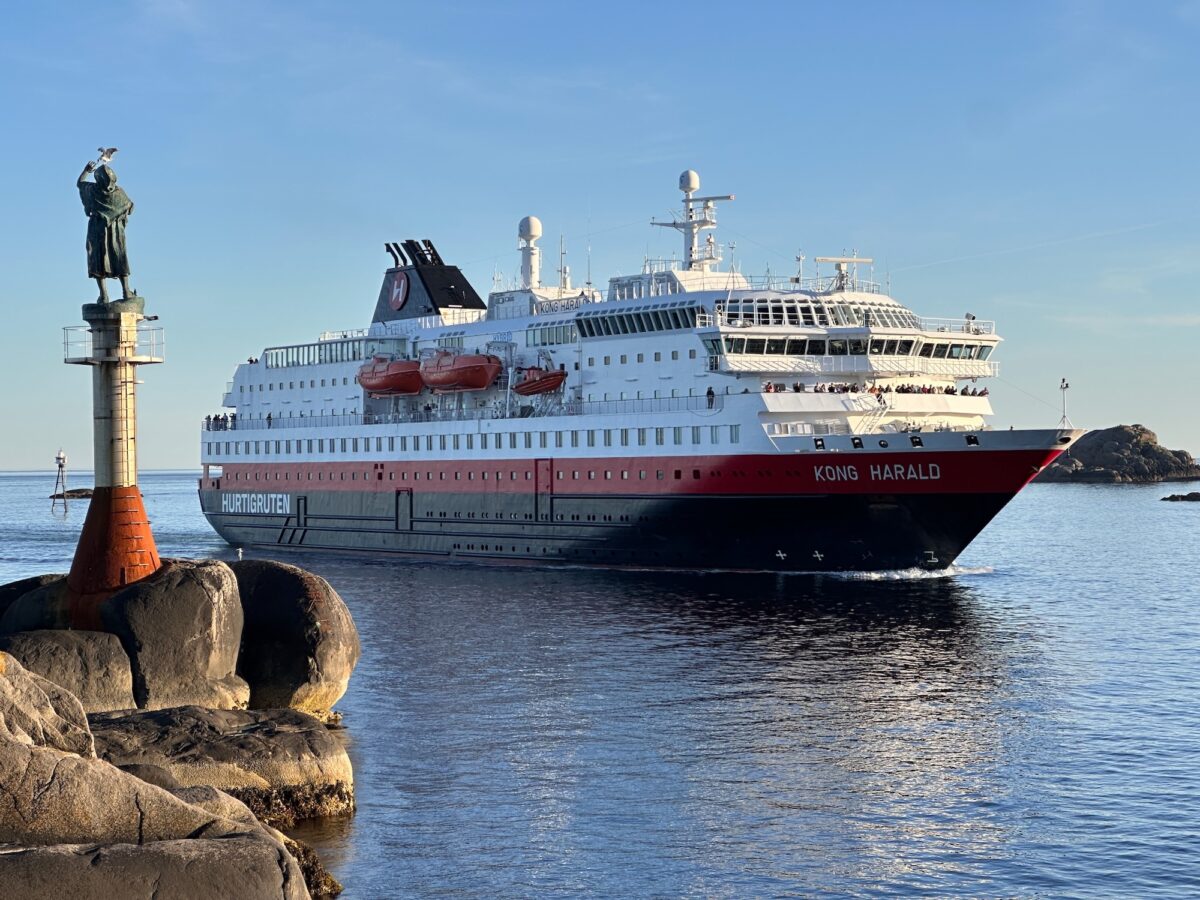 Die Kong Harald zu Besuch in Svolvær.