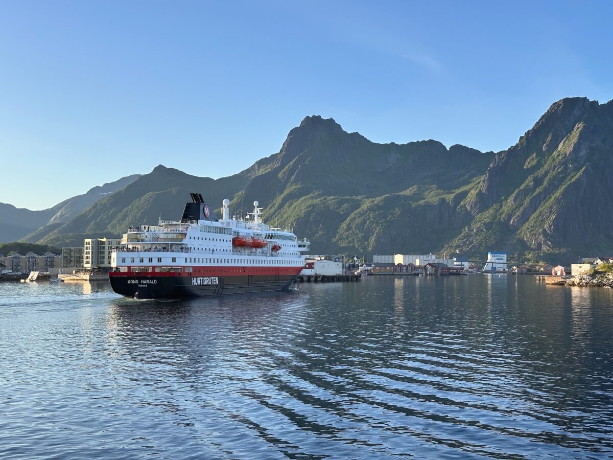 Die Kong Harald fährt in den Hafen von Svolvær ein.