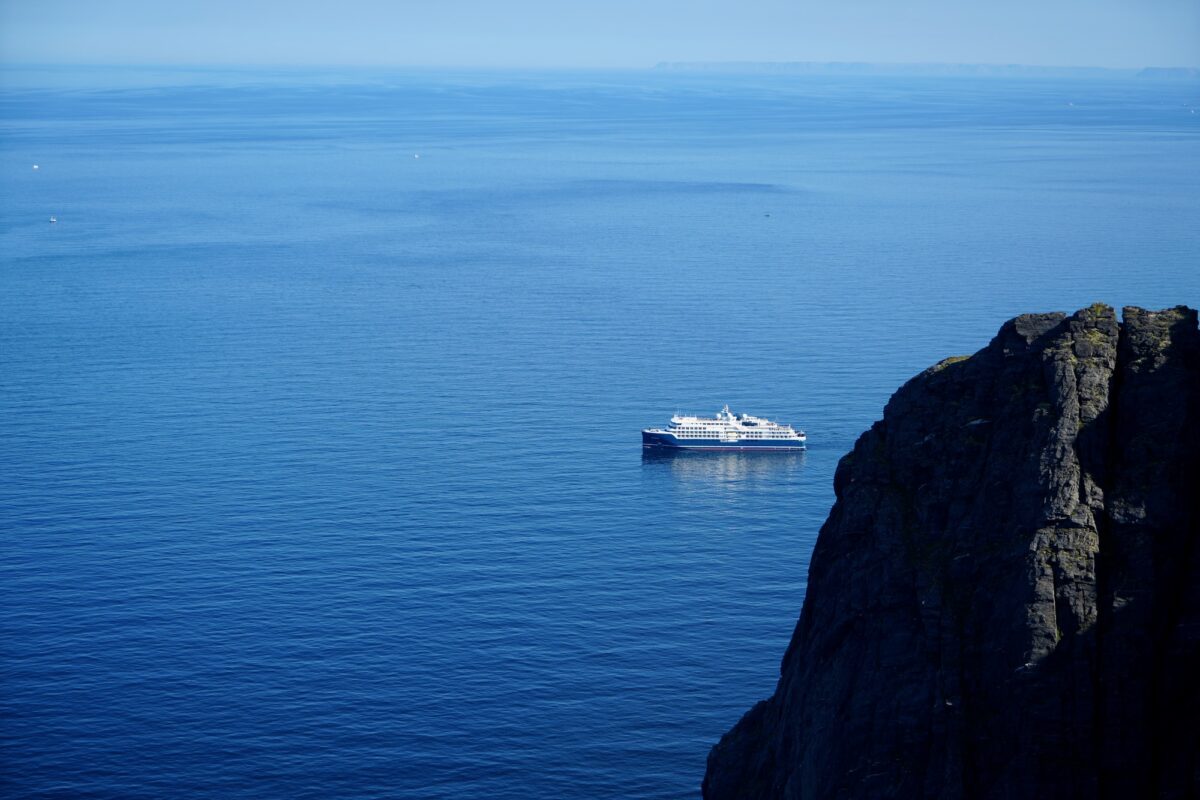 Man kann das Nordkap auch vom Schiff aus erleben.