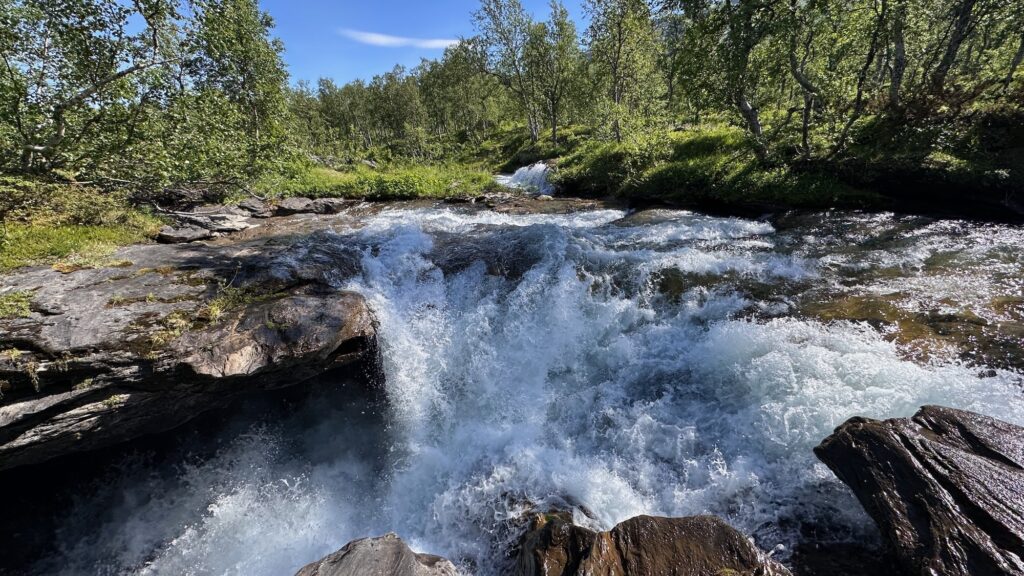 Was für einen schönen Wasserfall bildet hier der Fluss Stormyrelva neben der E6.