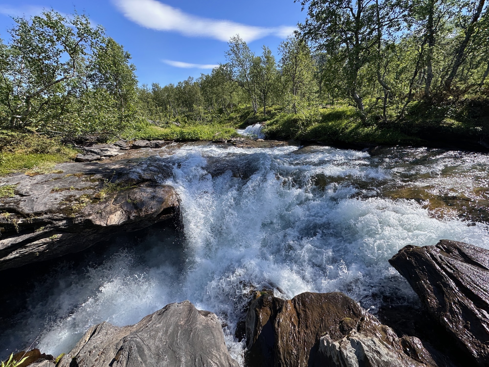 Was für einen schönen Wasserfall bildet hier der Fluss Stormyrelva neben der E6.