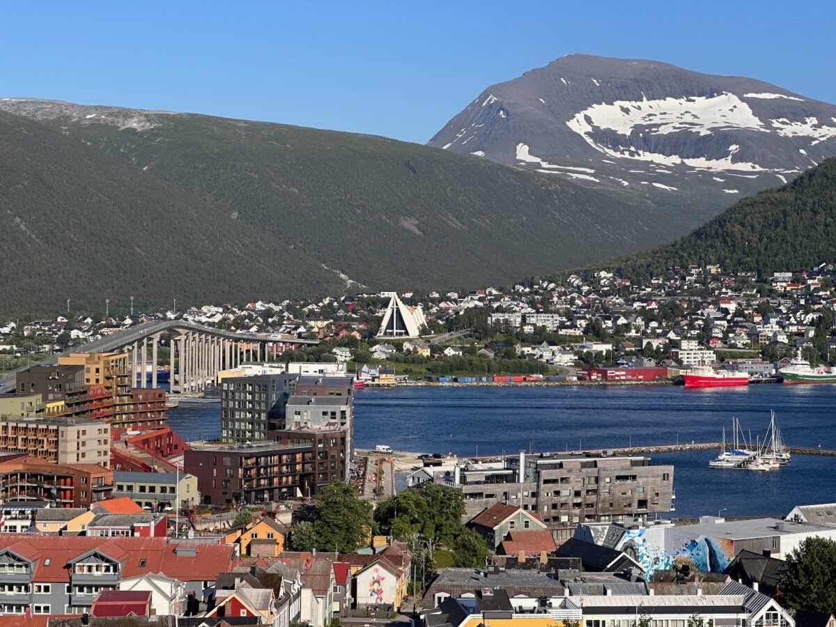 Tromsø und ihr Wahrzeichen, die Eismeerkathedrale