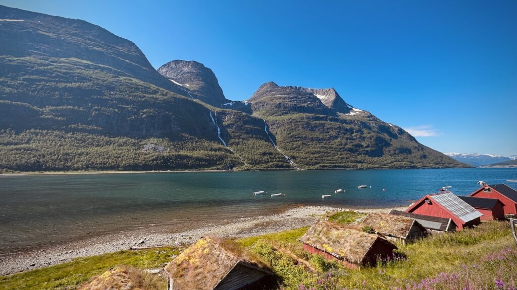 Kleine Fischerhütten am Fjord