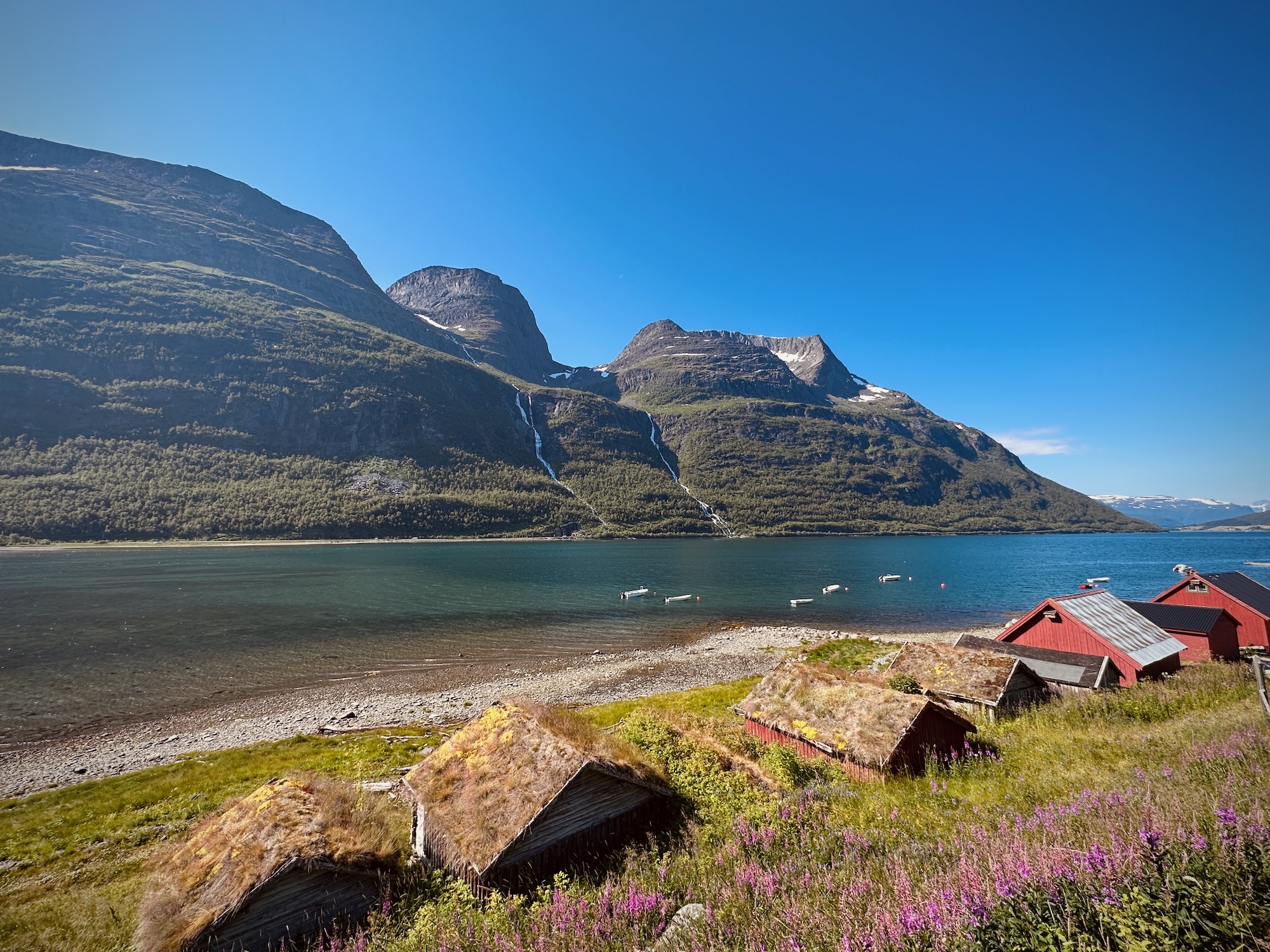 Kleine Fischerhütten am Fjord