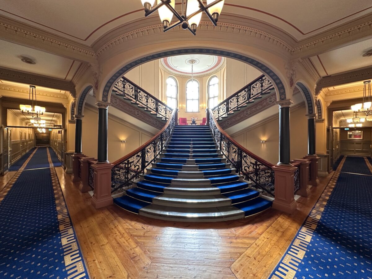 Das prächtige Treppenhaus vom Hotel Knaust.