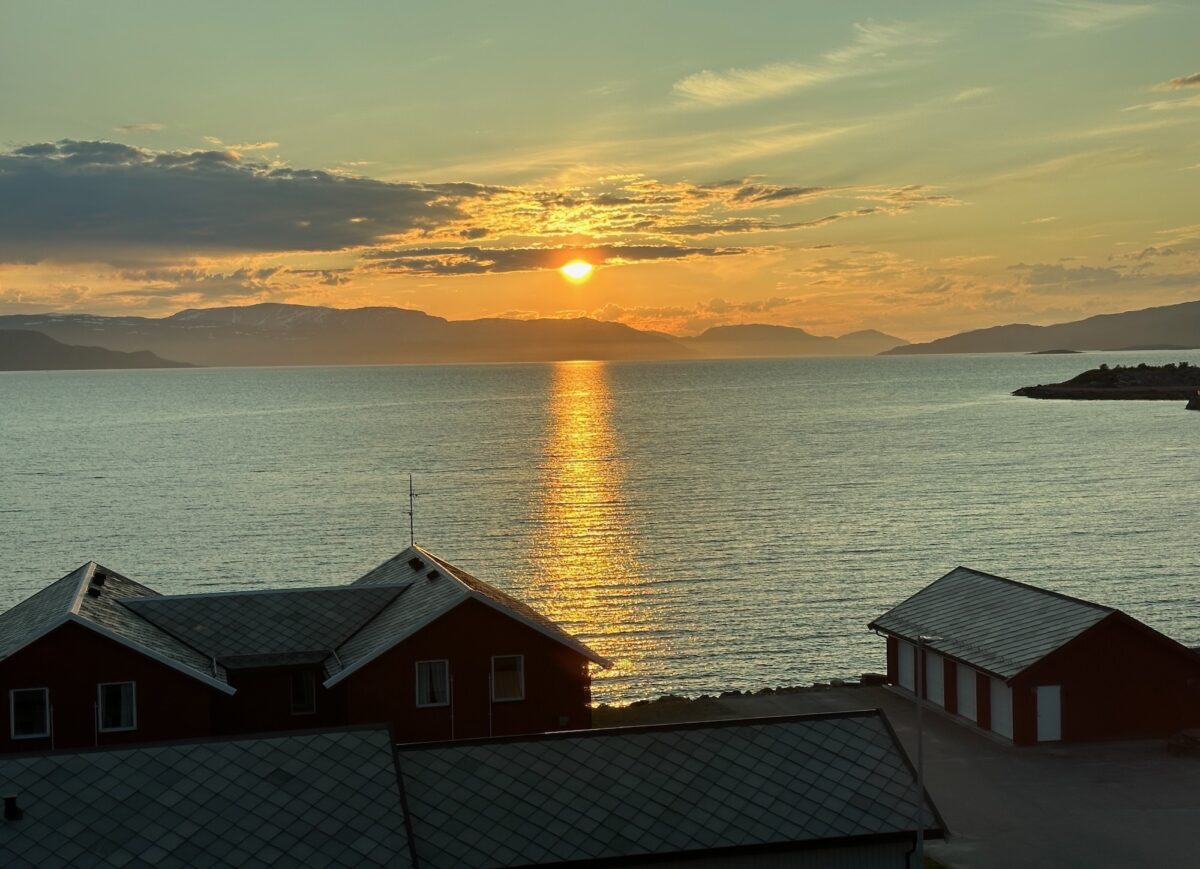 Die Mitternachtssonne in Alta, unsere Begleiterin durch die Nacht.