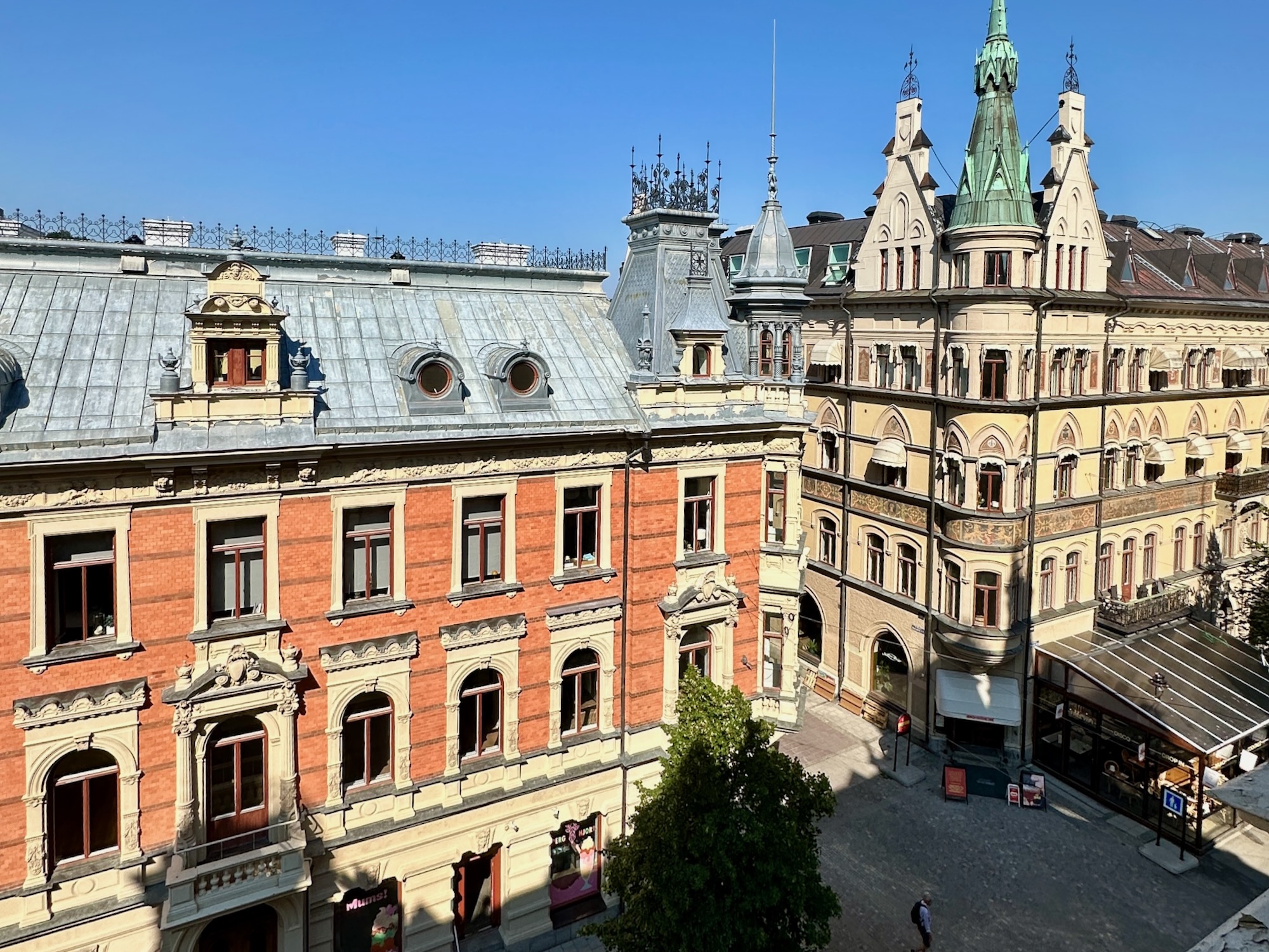 Blick aus unserem Hotelzimmer in die schöne Fußgängerzone.
