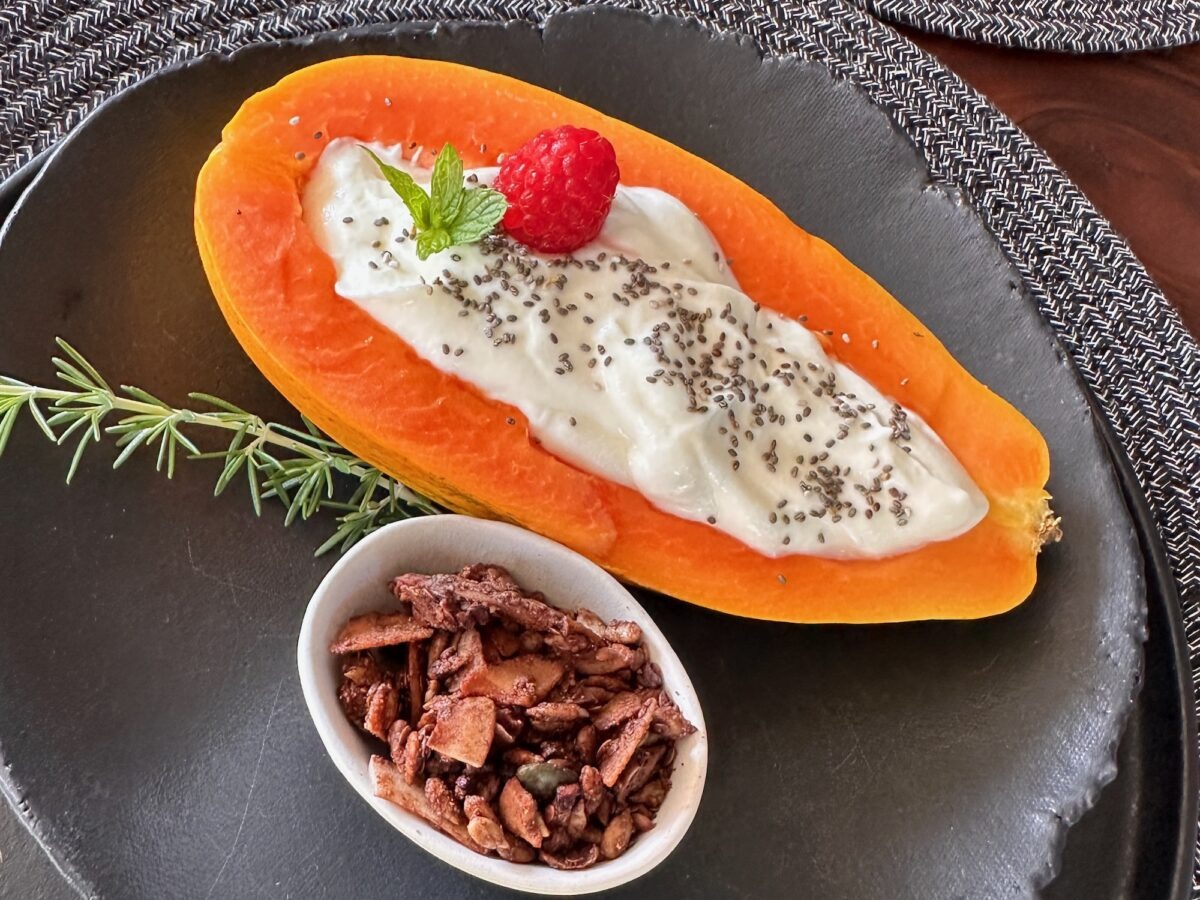 Guave, Joghurt mit Chiasamen und Granola