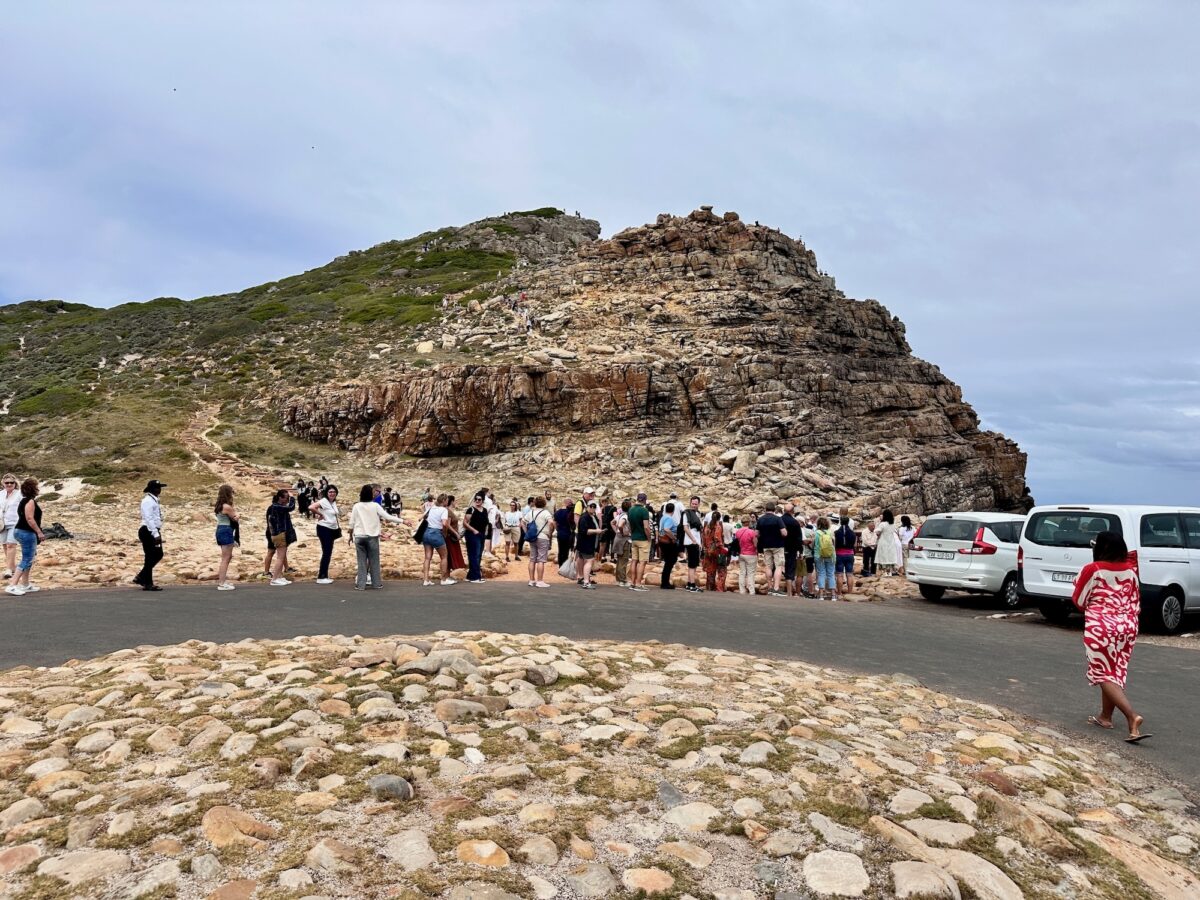 Lange Schlangen am Hinweisschild vom Cape of Good Hope