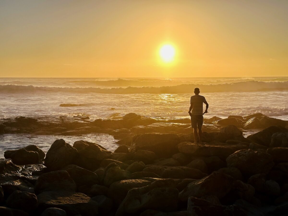 Perfekter Sonnenuntergang am Scarborough Beach in der Nähe von Cape Town