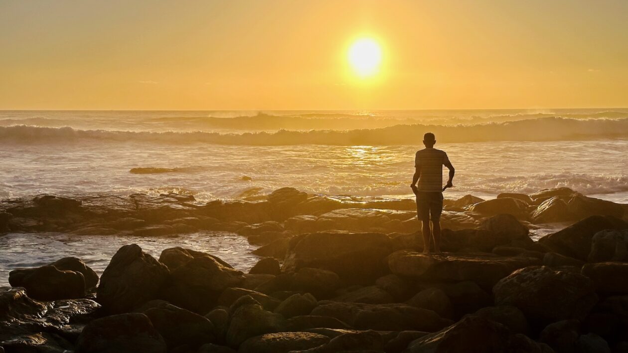 Perfekter Sonnenuntergang am Scarborough Beach in der Nähe von Cape Town
