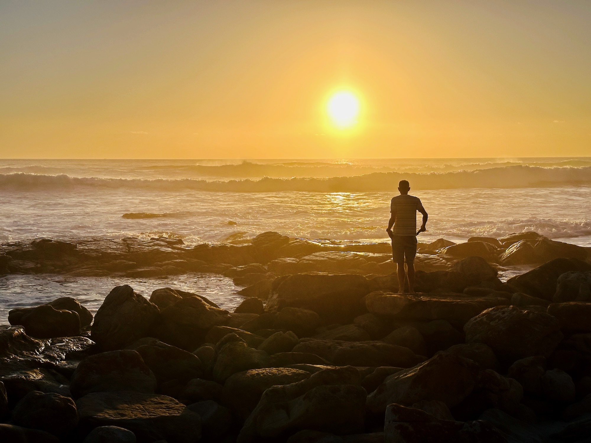 Perfekter Sonnenuntergang am Scarborough Beach in der Nähe von Cape Town