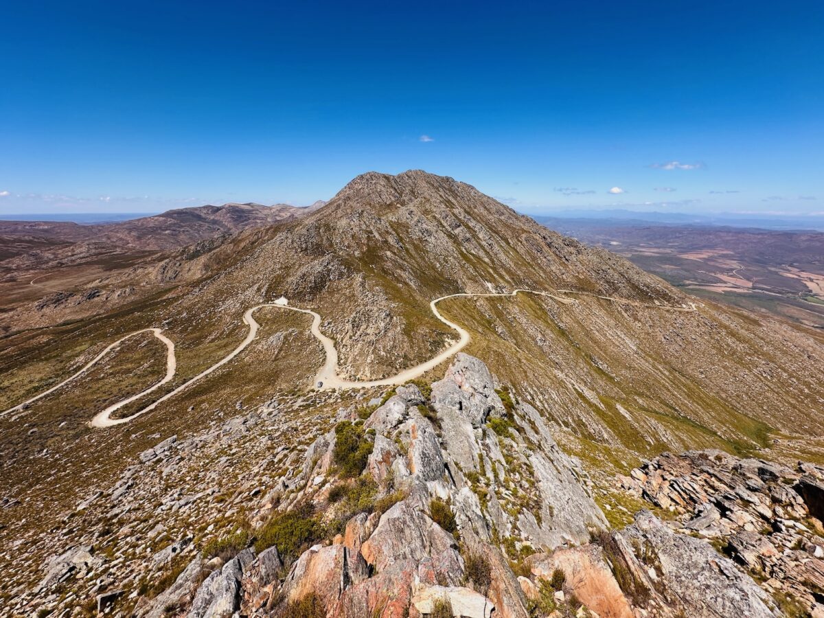 Serpentinen und Schotterpiste. Dies ist noch der gemütliche Teil des Swartbergpasses.